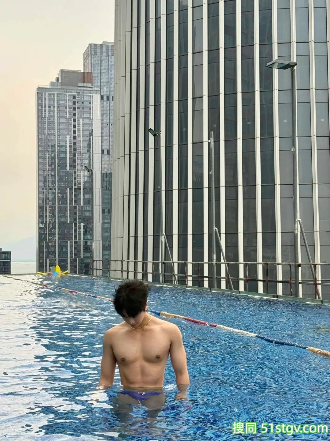 薄肌小帅哥的泳池照 - 51虹马