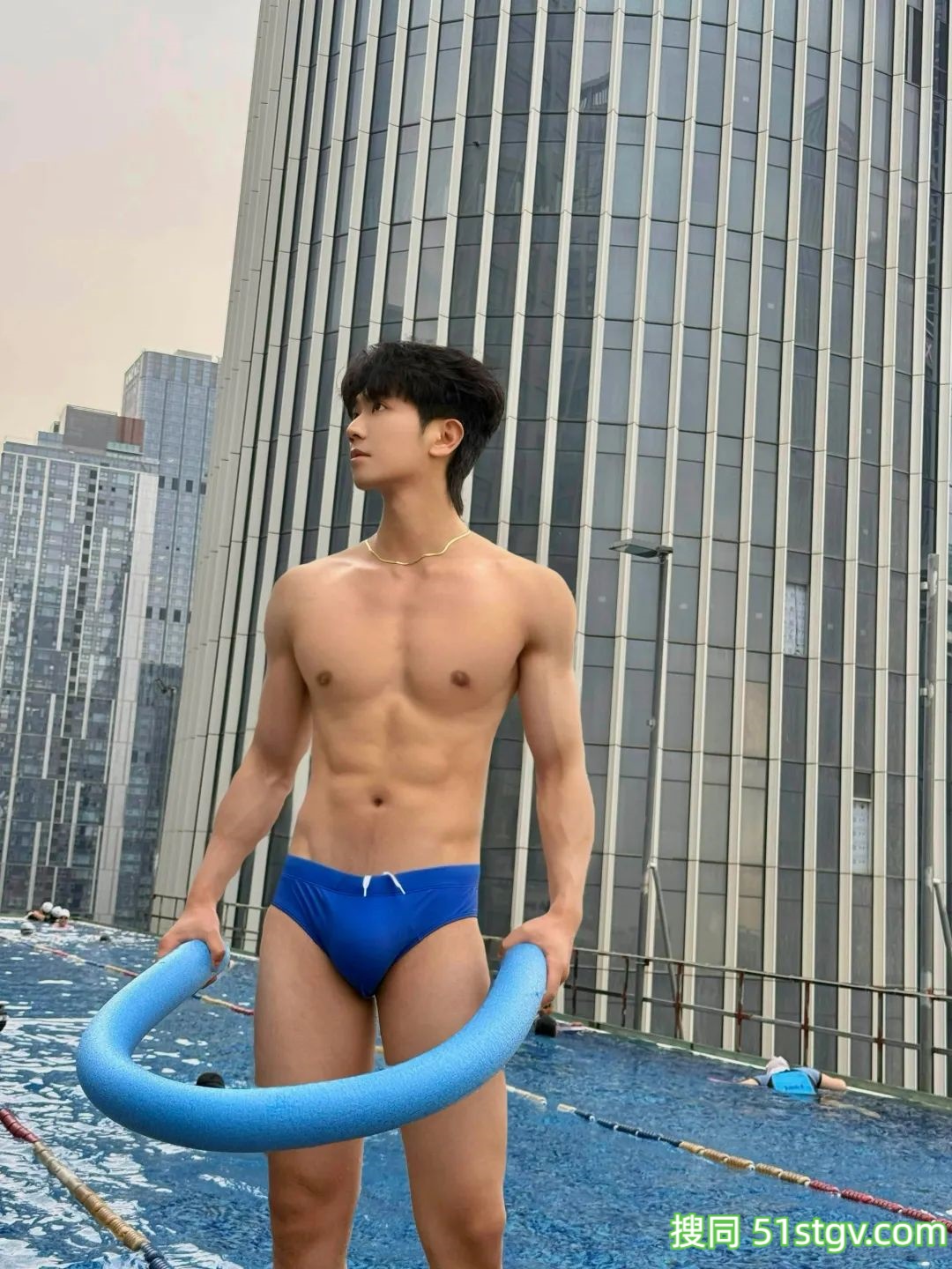 薄肌小帅哥的泳池照 - 51虹马