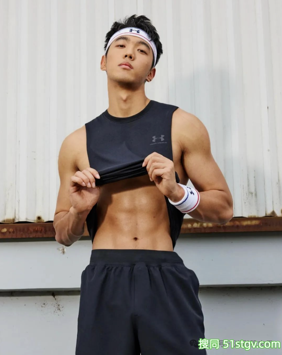 更衣室自拍的黑皮男居然是他??视频男主角你看了! - 51虹马 更衣室自拍的黑皮男居然是他??视频男主角你看了! - 51虹马