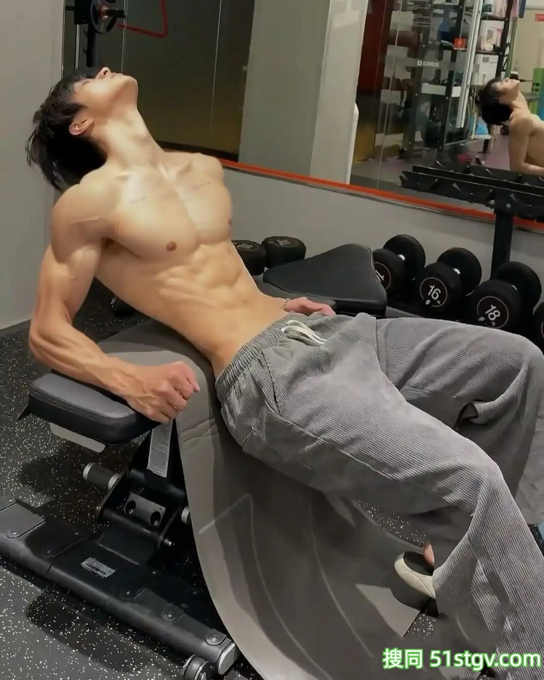 倒三角帅哥，肩宽细腰潮男-51虹马