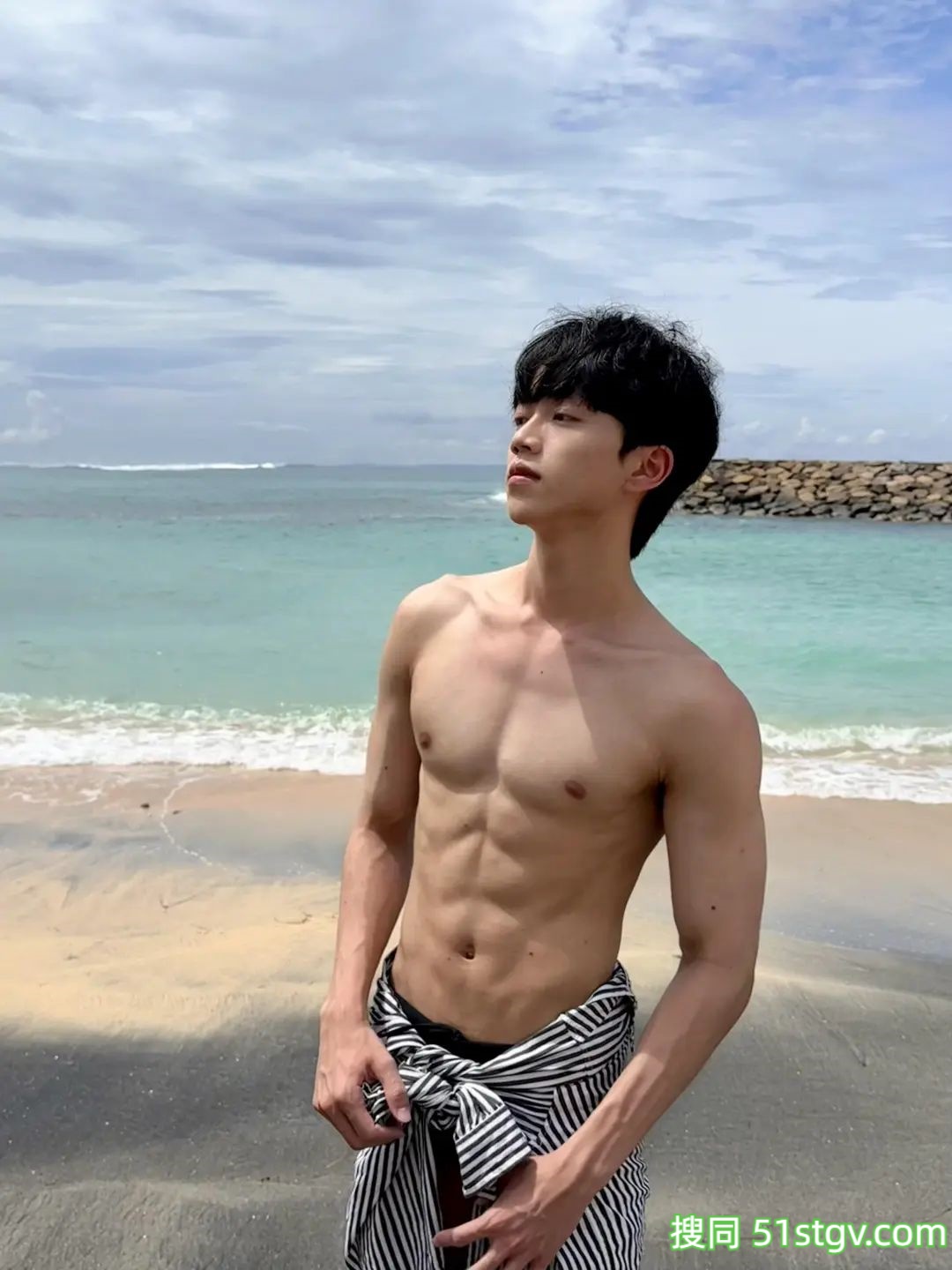 薄肌男友的泳池私照 - 51虹马