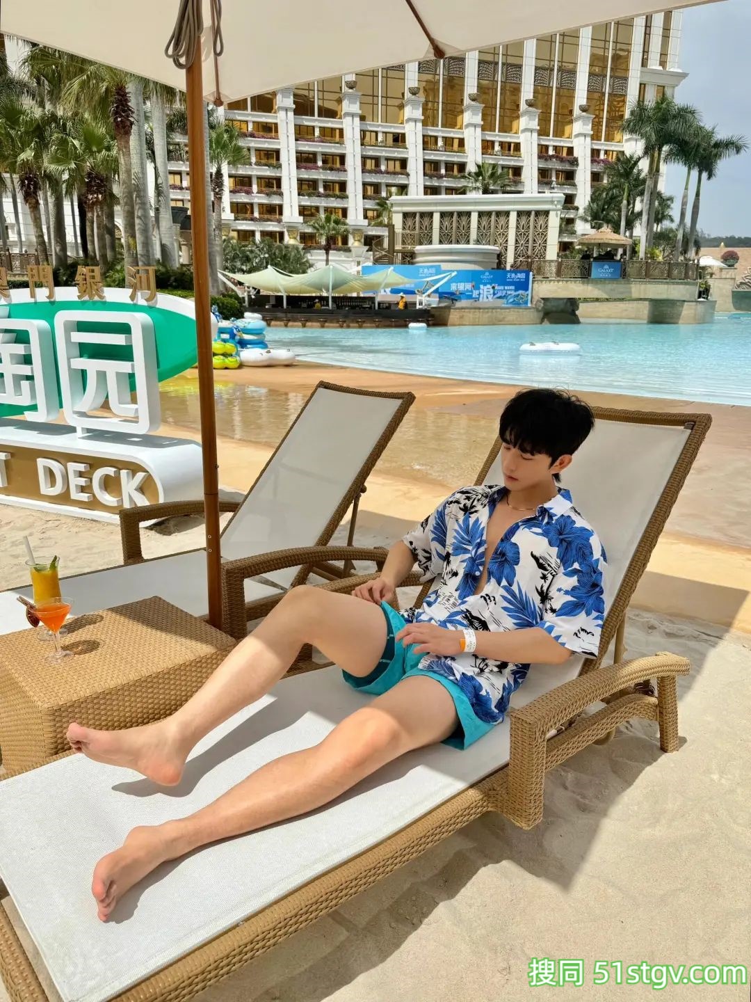薄肌小帅哥的泳池照 - 51虹马