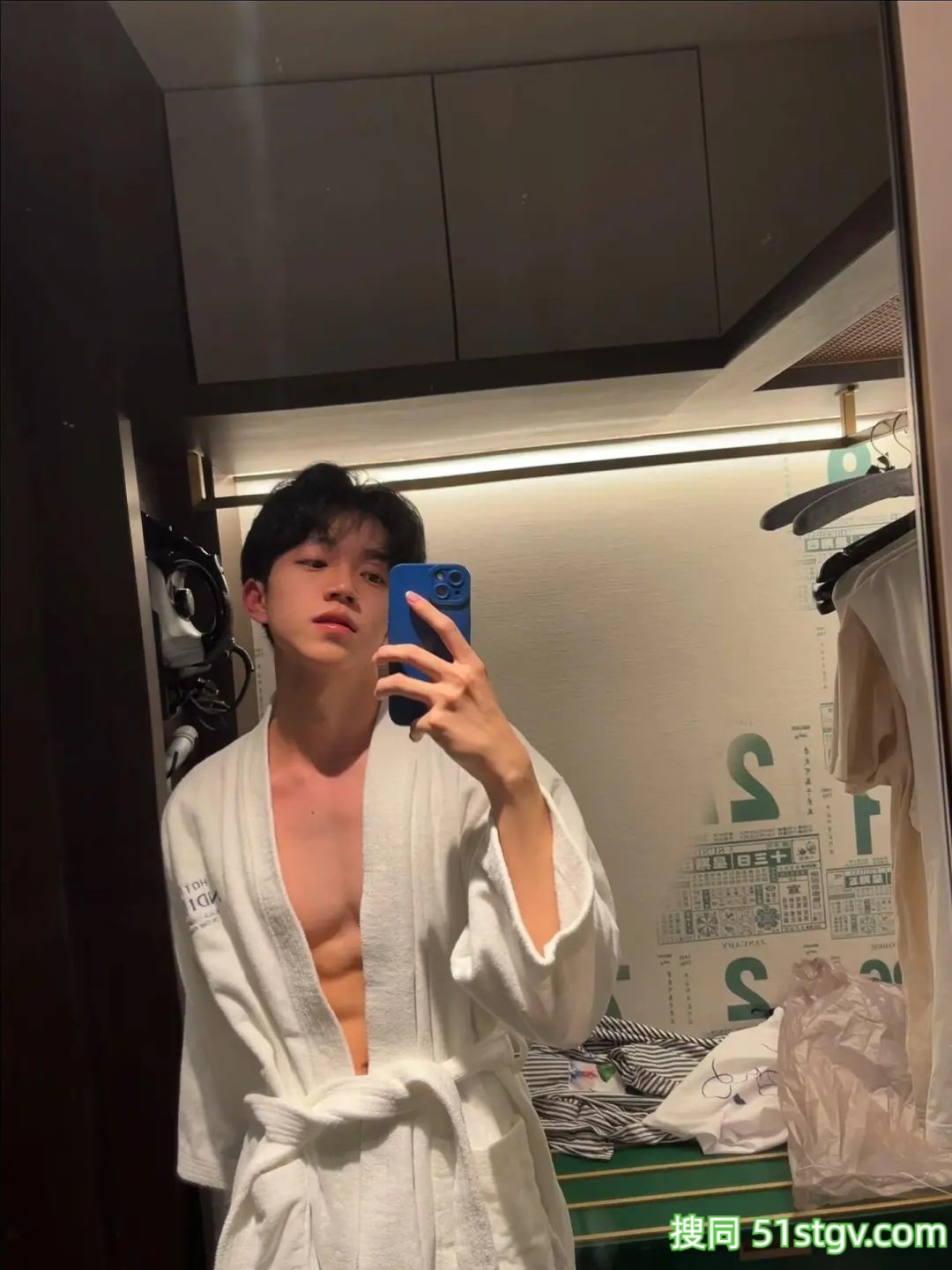 薄肌男友的泳池私照 - 51虹马