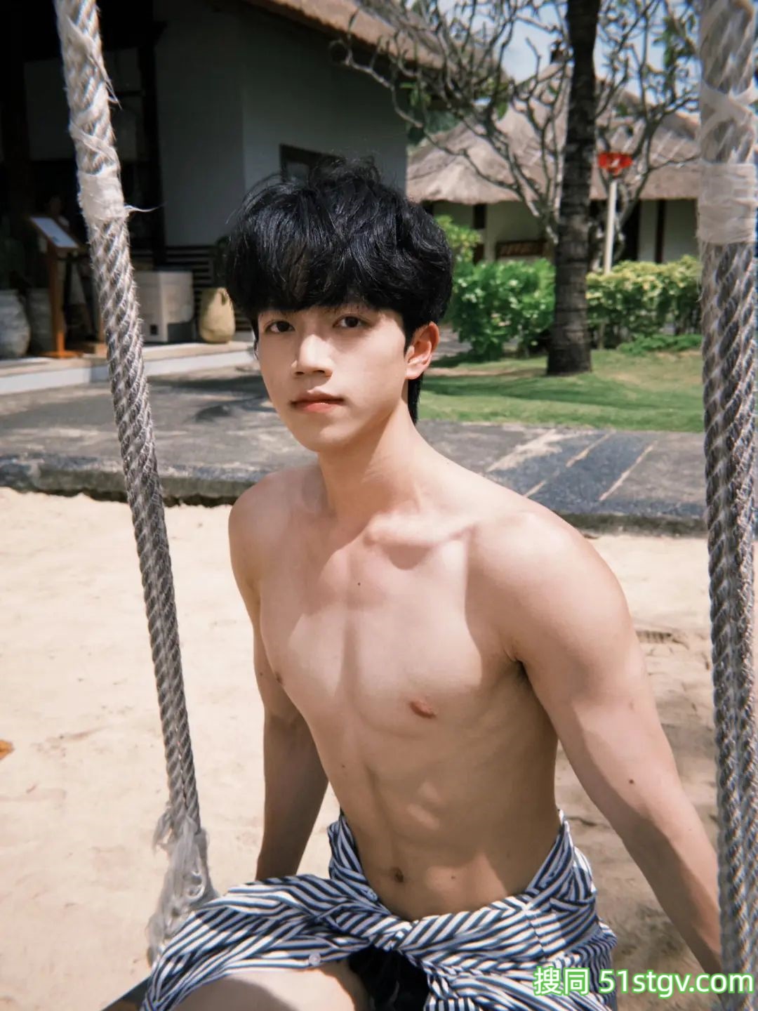 薄肌男友的泳池私照 - 51虹马