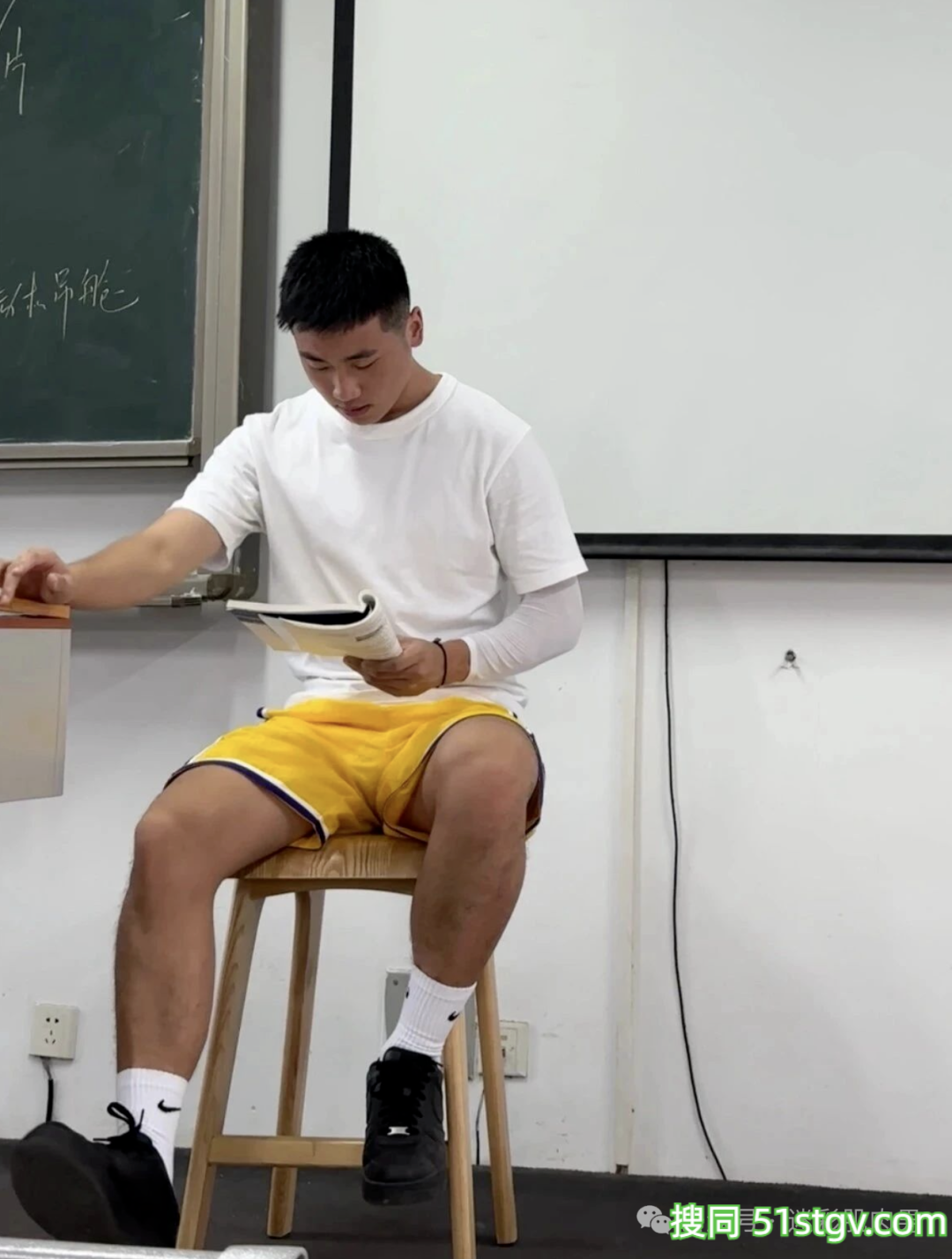 广东19岁野生男大抓拍照太显眼火了! - 51虹马 广东19岁野生男大抓拍照太显眼火了! - 51虹马