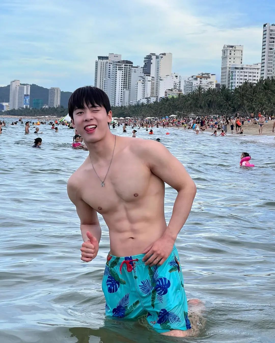 不是很帅，但身材很好的小哥哥 - 51虹马