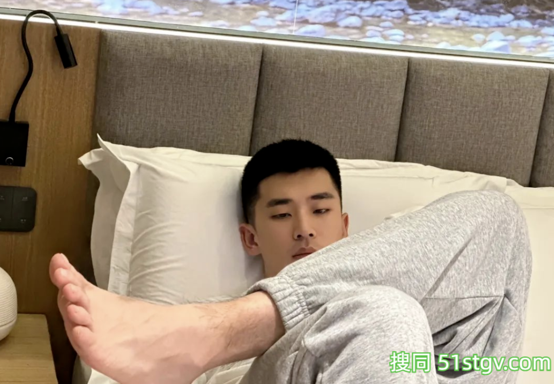 男空少运动裤穿的太短183CM的大长腿藏不住了! - 51虹马 男空少运动裤穿的太短183CM的大长腿藏不住了! - 51虹马