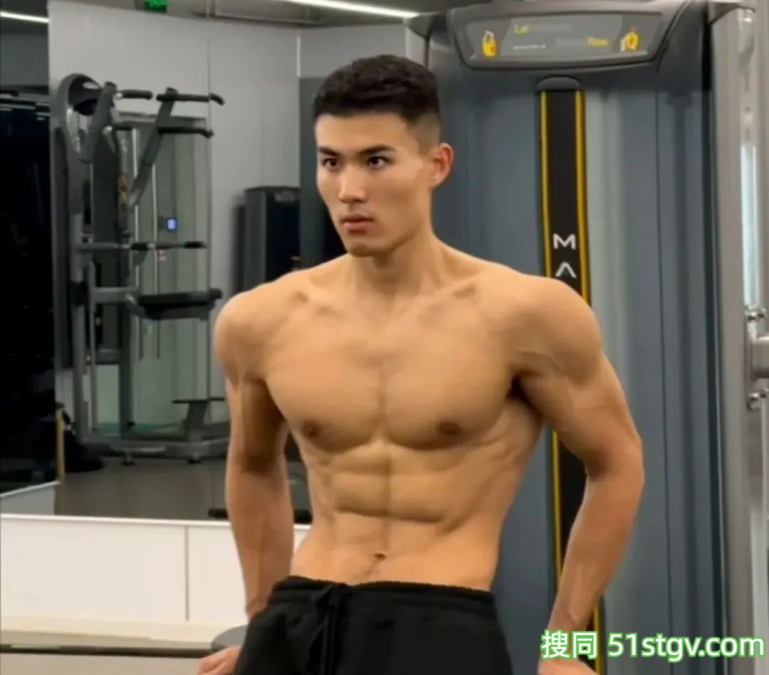 26岁法学硕士健身博主，饱满胸肌硬朗腹肌，这身肌肉在果冻海里镀上蜜糖更诱人 - 51虹马