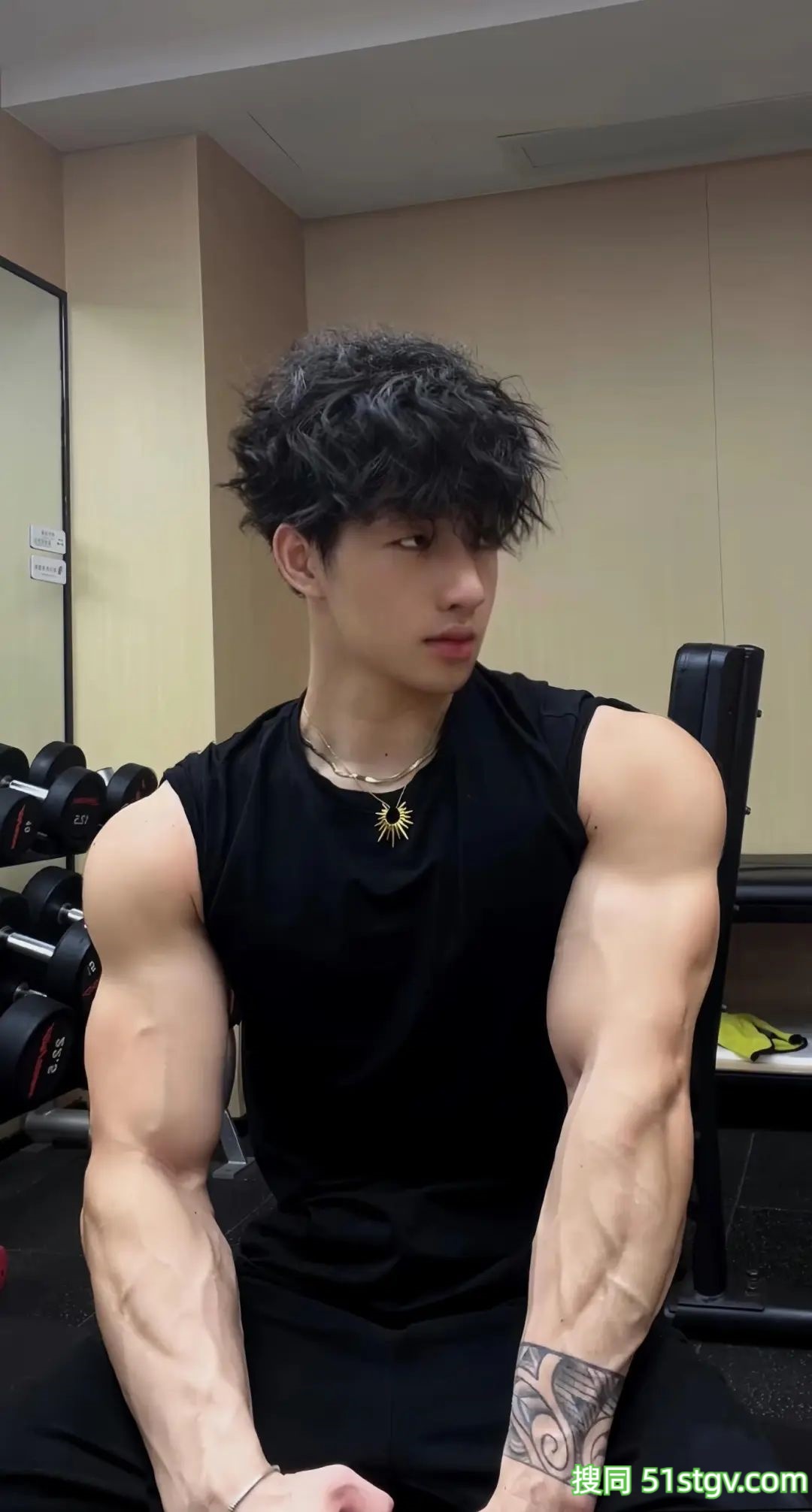 小奶狗的脸，大狼狗的身材，宽肩窄腰 - 51虹马