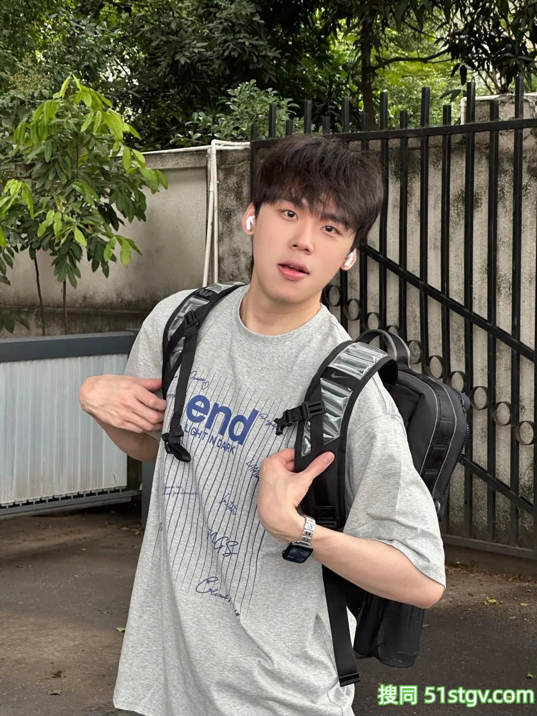 阳光帅气的男大学生 - 51虹马