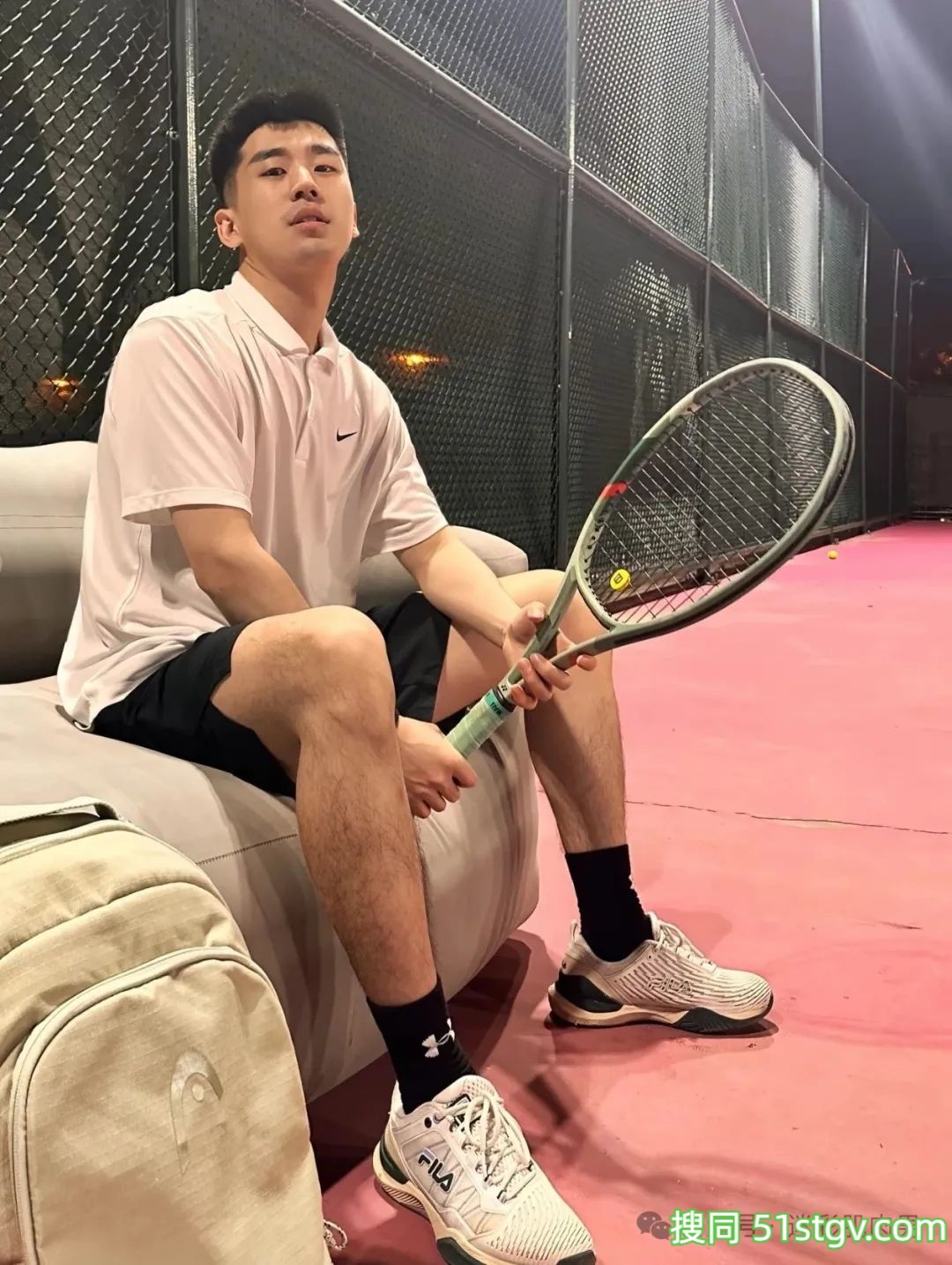 男空少运动裤穿的太短183CM的大长腿藏不住了! - 51虹马 男空少运动裤穿的太短183CM的大长腿藏不住了! - 51虹马