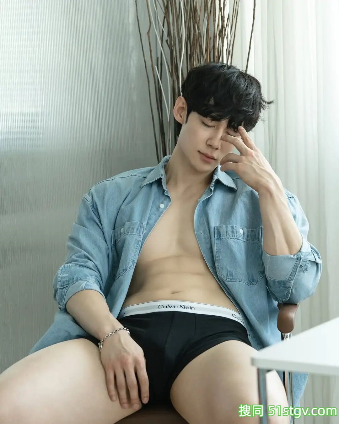 白嫩的肌肉男模，可狼可奶 - 51虹马