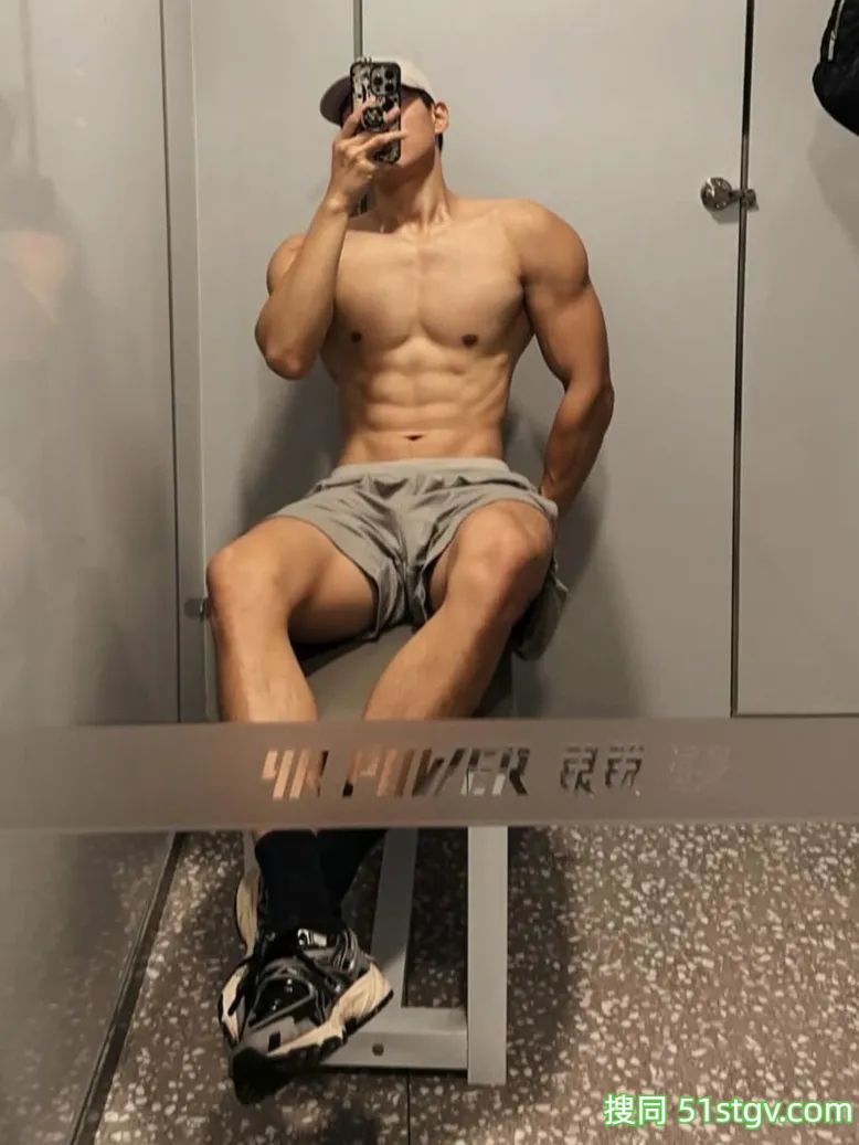 黑皮体育生，大长腿健硕的身材 - 51虹马