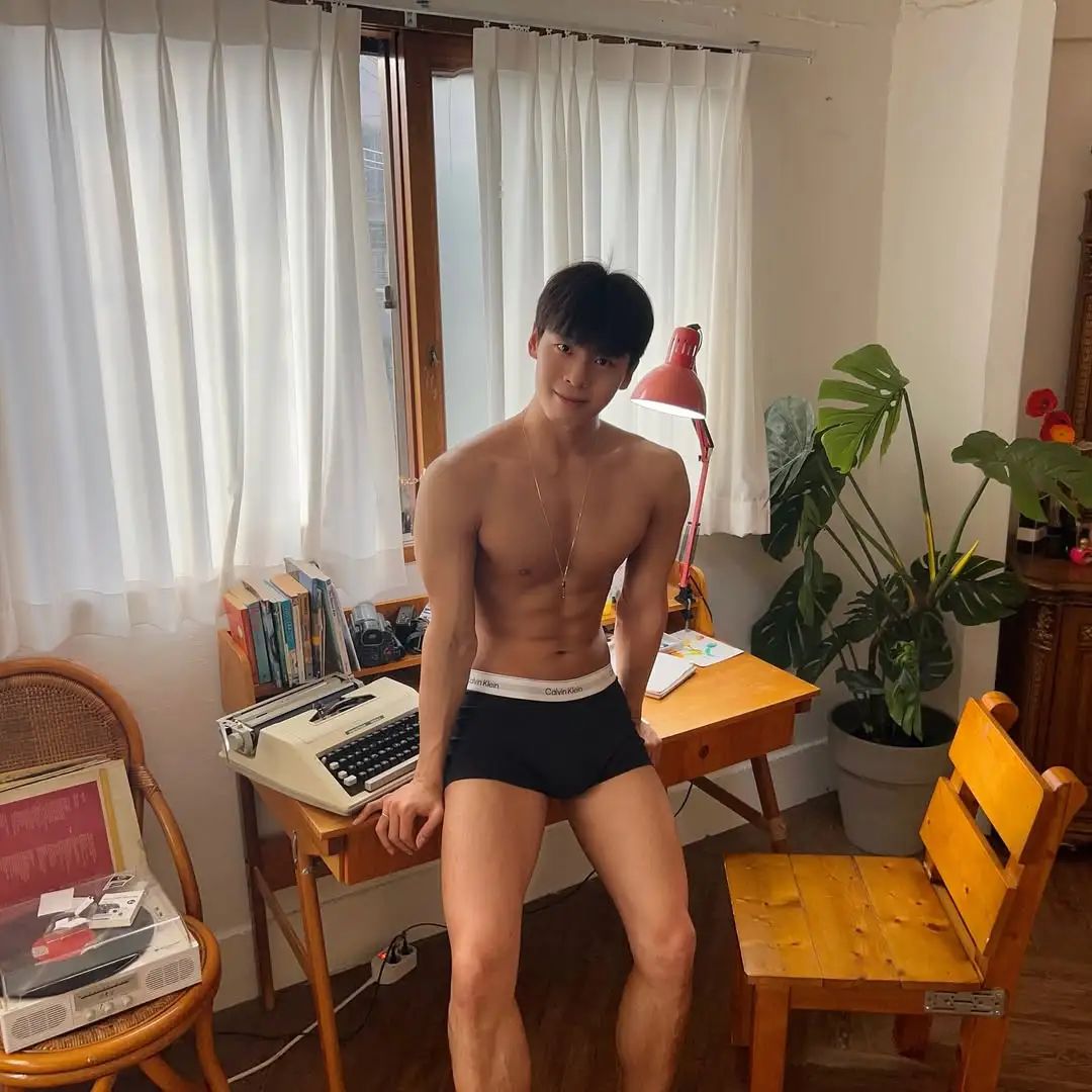 不是很帅，但身材很好的小哥哥 - 51虹马