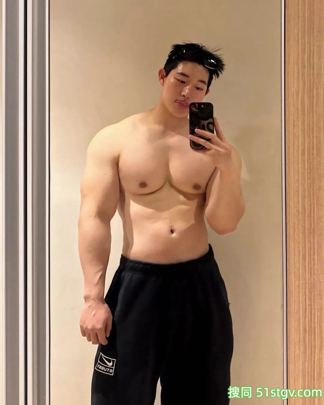 壮得有点圆润可爱的小哥哥 - 51虹马