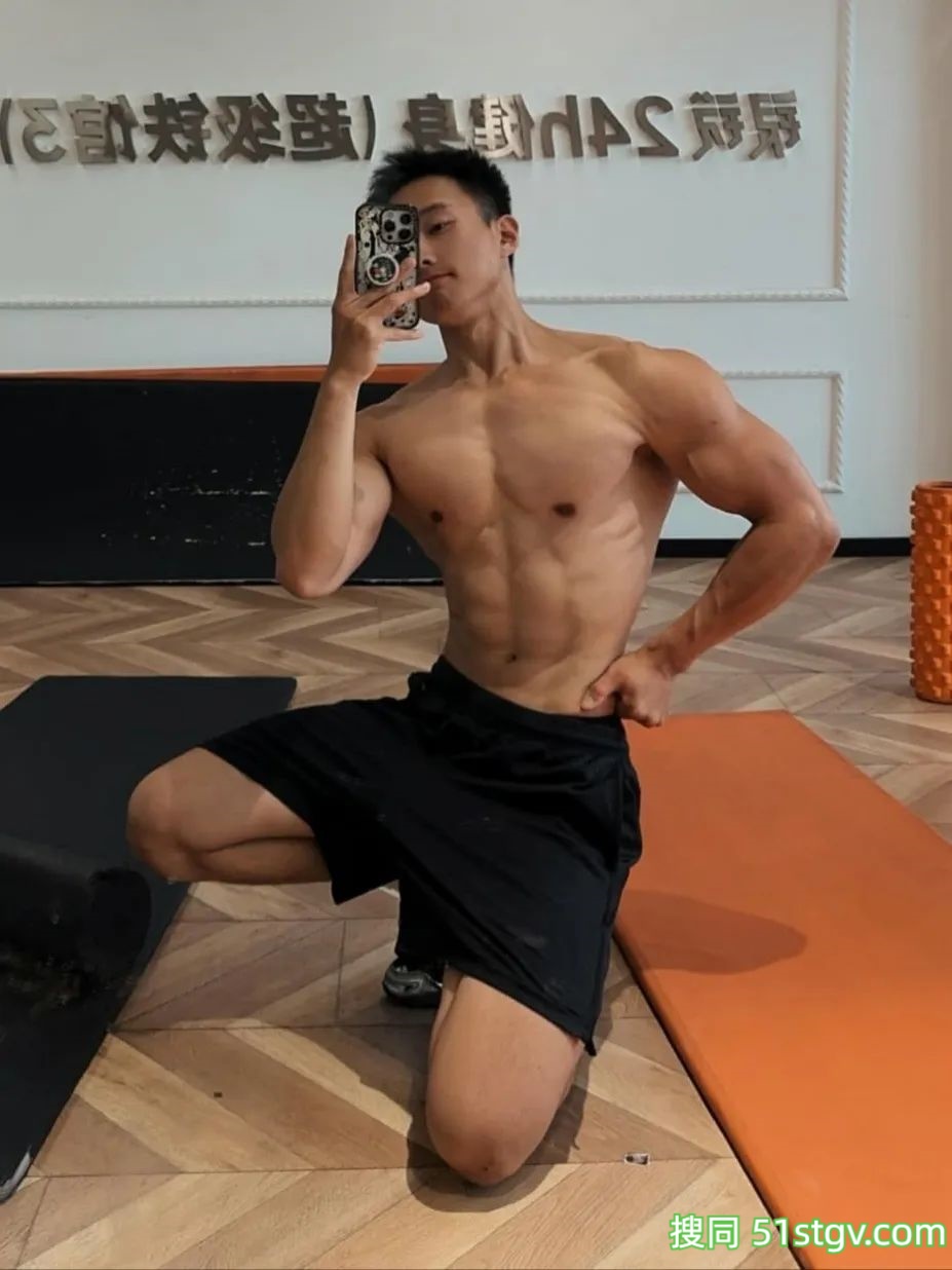 黑皮体育生，大长腿健硕的身材 - 51虹马