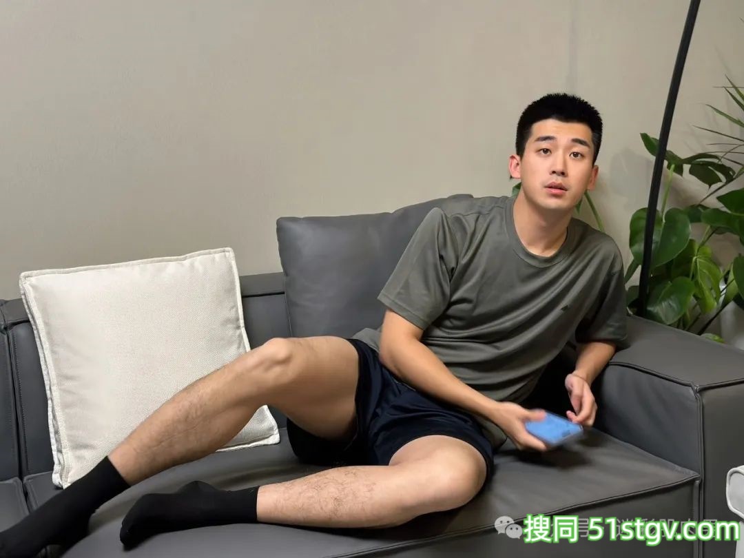 男空少运动裤穿的太短183CM的大长腿藏不住了! - 51虹马 男空少运动裤穿的太短183CM的大长腿藏不住了! - 51虹马