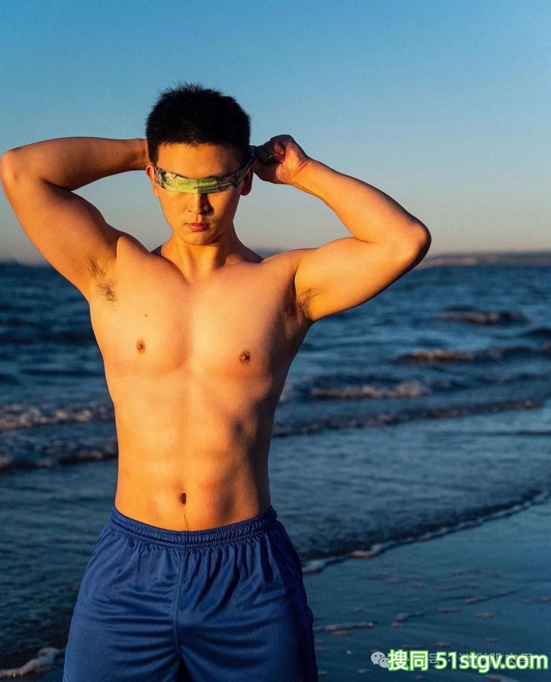 穿白短裤换衣间自拍的小哥长得真强大!太可了! - 51虹马 穿白短裤换衣间自拍的小哥长得真强大!太可了! - 51虹马