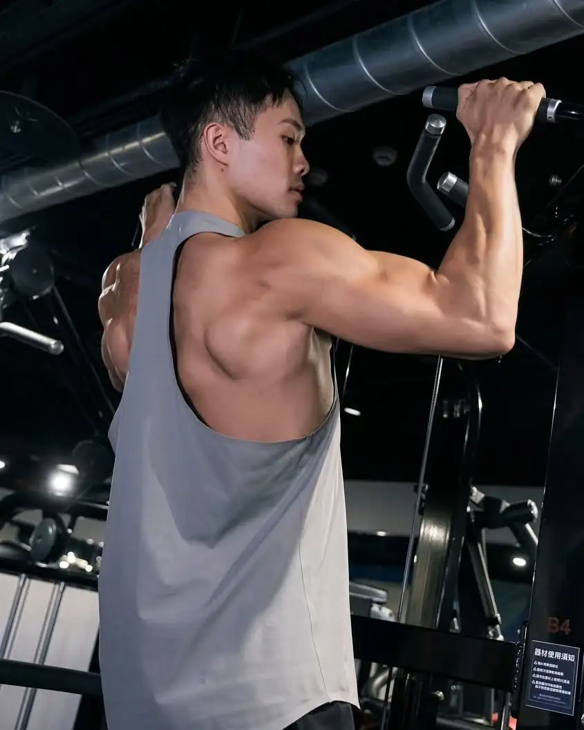 22岁台湾健身模特，炸裂南瓜肩拉丝胸大肌，这肉体谁扛得住？ - 51虹马