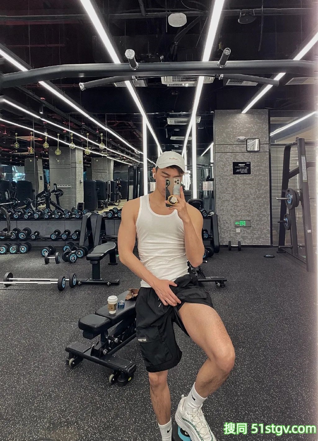 换衣间里穿灰裤子的小哥! - 51虹马 换衣间里穿灰裤子的小哥! - 51虹马