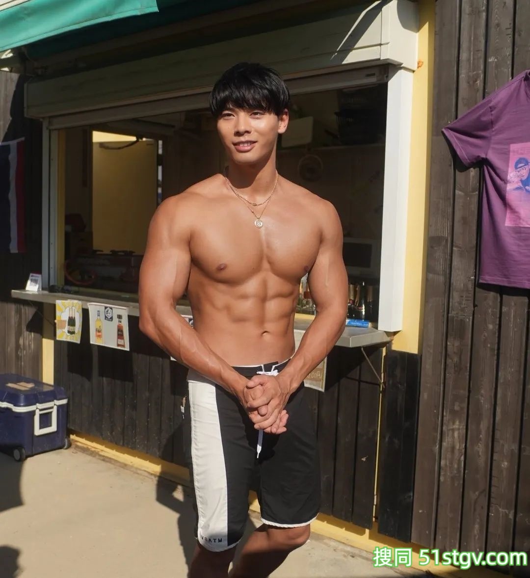 23岁日本健身网红，黝黑肩膀胸肌，这大胸肌泡水时能撩到人心里-51虹马