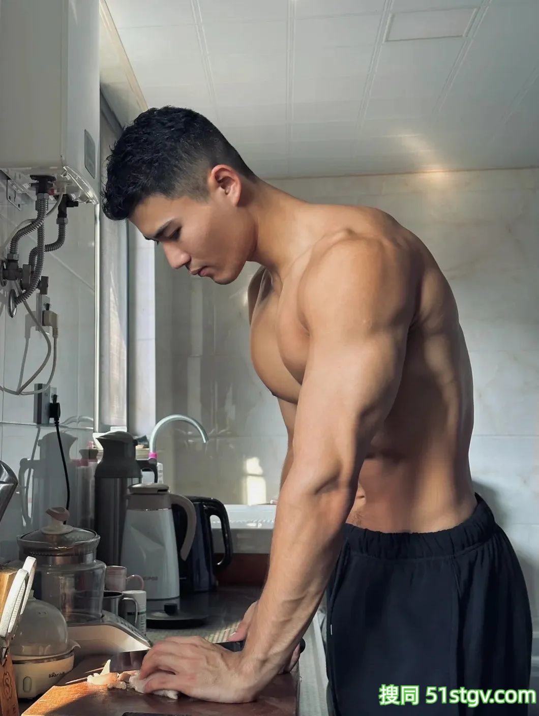 26岁法学硕士健身博主，饱满胸肌硬朗腹肌，这身肌肉在果冻海里镀上蜜糖更诱人 - 51虹马