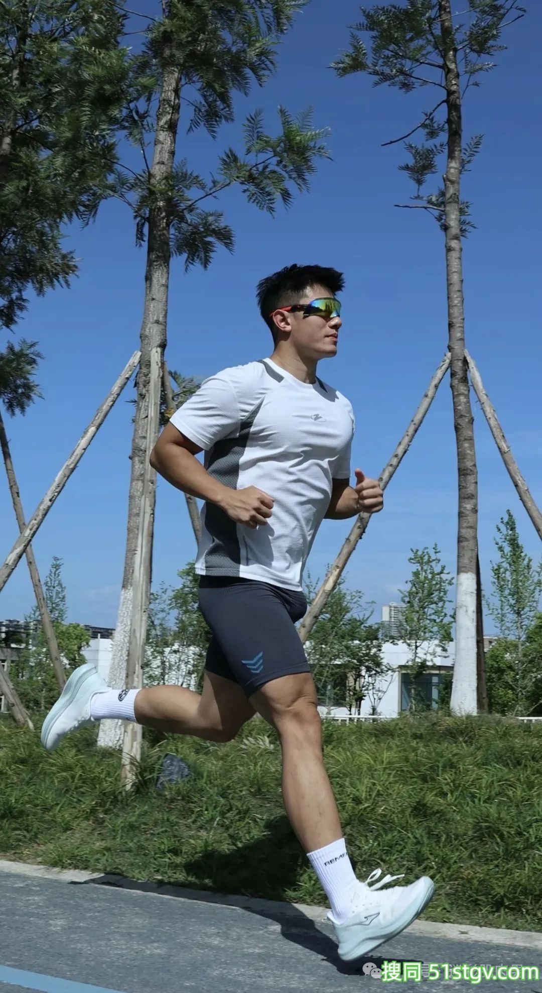成都体院的运动男跑步，这粗壮长腿穿的太紧啦！ - 51虹马