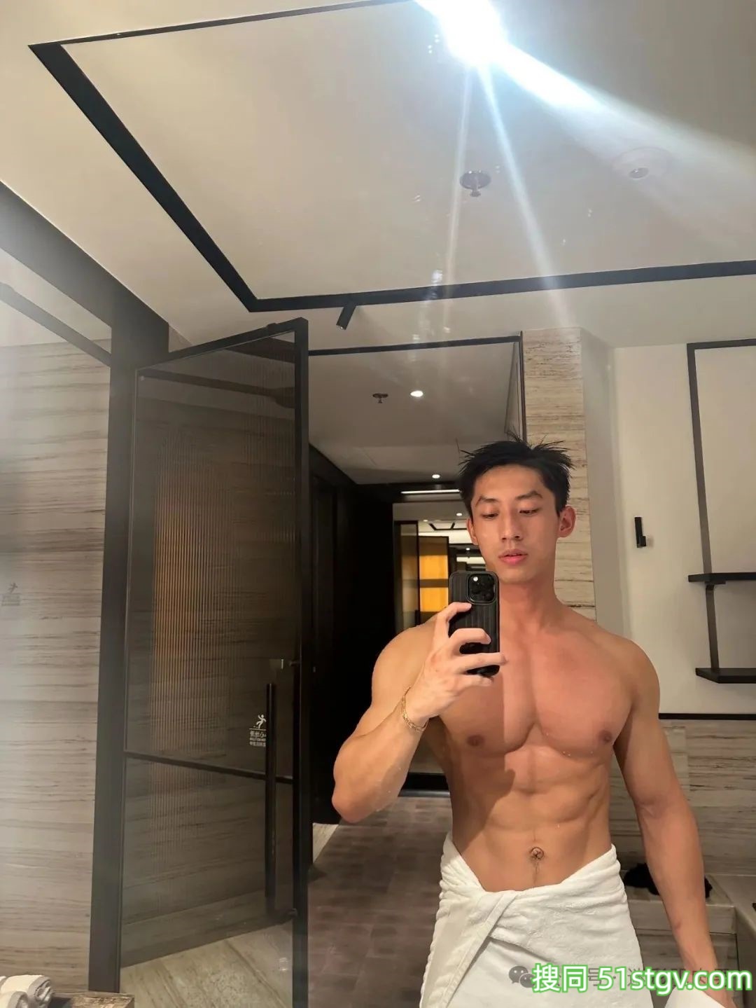 穿超短泳裤湿透的运动男实力强大，长腿太可了！ - 51虹马