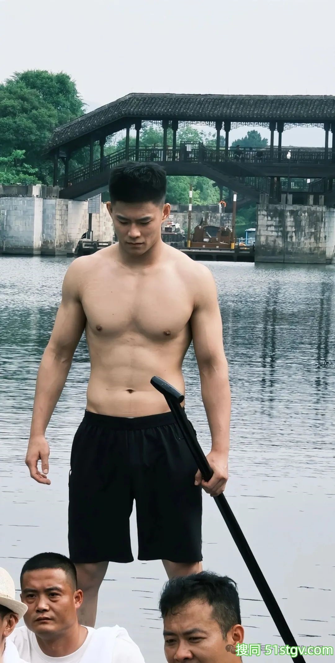 划龙舟的黑皮男耐力太强了!粗壮长腿湿透谁不心动! - 51虹马 划龙舟的黑皮男耐力太强了!粗壮长腿湿透谁不心动! - 51虹马