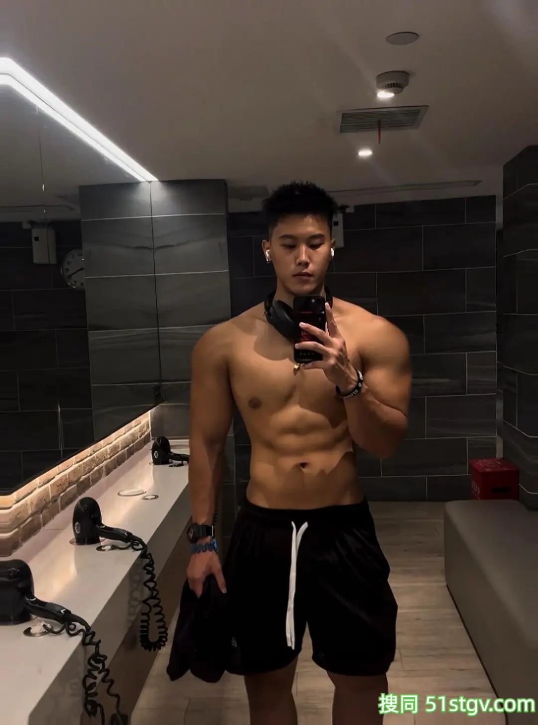 黑皮体育生，力量感爆棚 - 51虹马