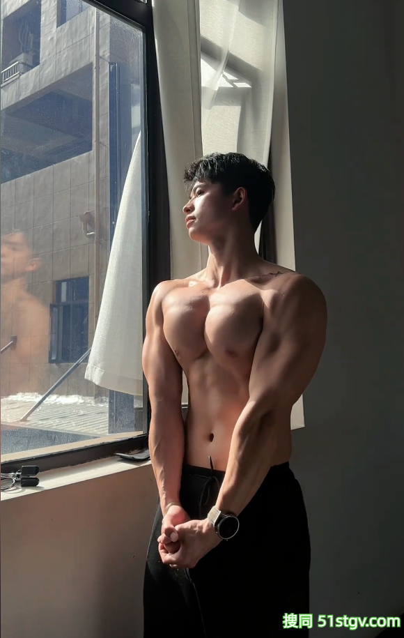 23岁浙江温州健身教练，性感胸肌腹肌鲨鱼线，这雕刻巧克力腹肌让全网女生疯狂舔屏‌ - 51虹马