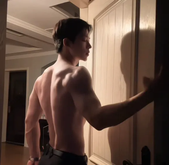 25岁南京肌肉系顶流NPC，冷白皮腹肌美背，这八块腹肌在灯光下动得人心痒痒 - 51虹马