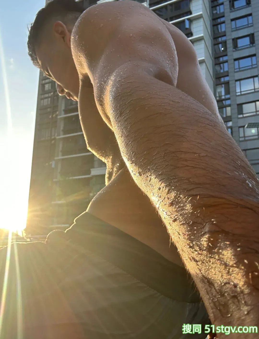 26岁法学硕士健身博主，饱满胸肌硬朗腹肌，这身肌肉在果冻海里镀上蜜糖更诱人 - 51虹马