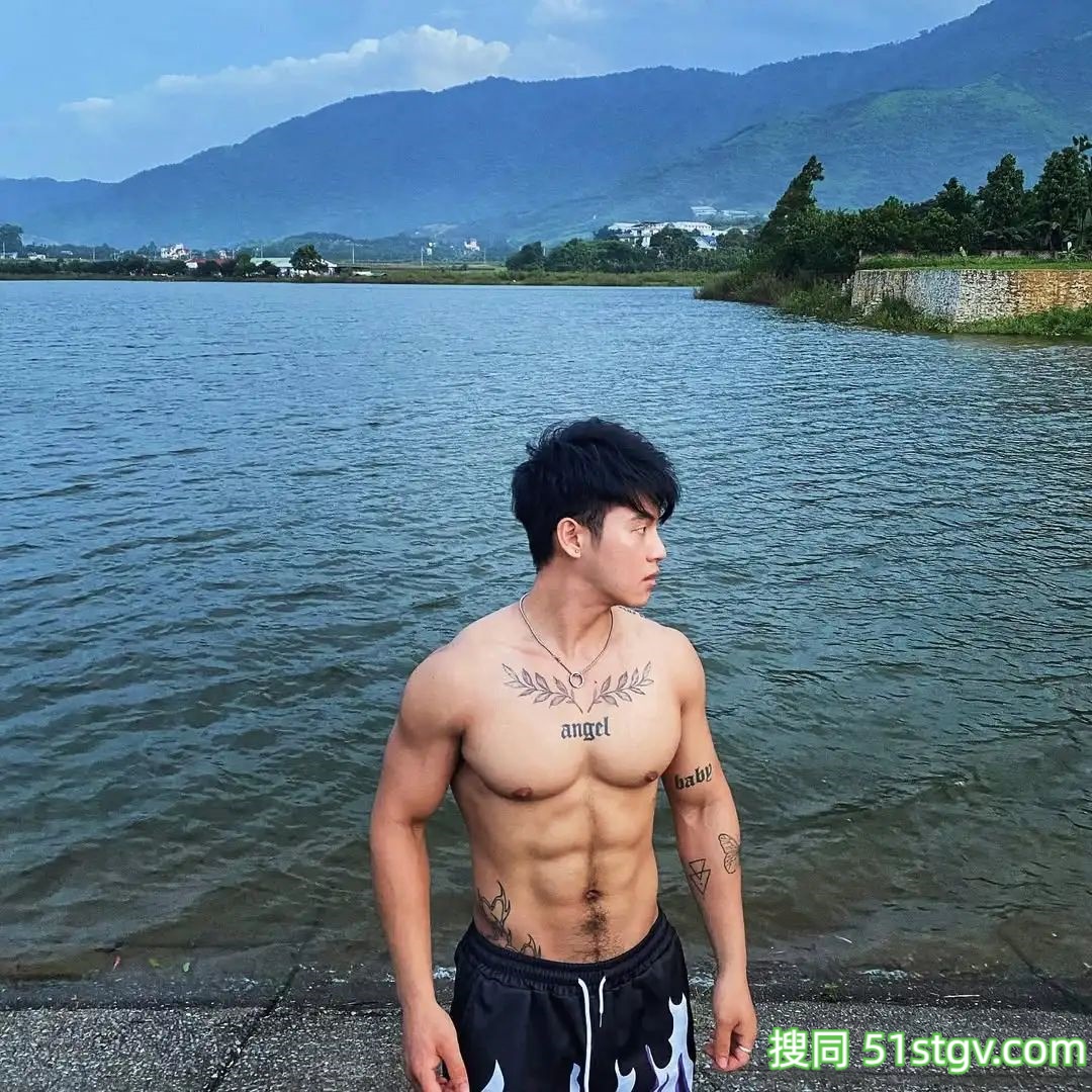 黑皮肌肉，健身教练 - 51虹马