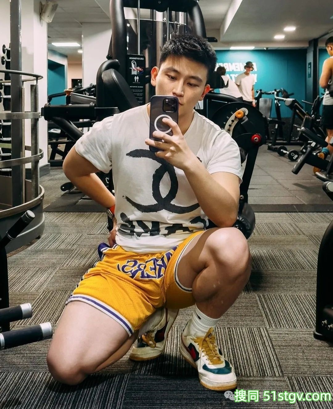 穿白短裤换衣间自拍的小哥长得真强大！太可了！-51虹马