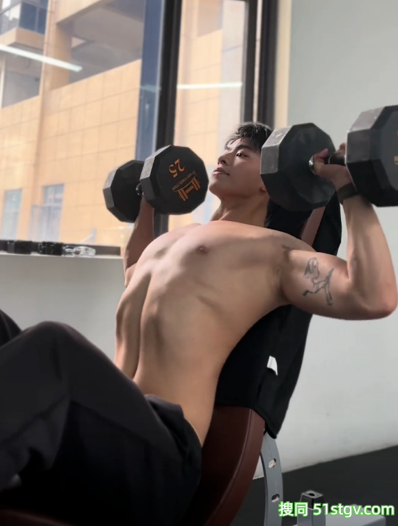 23岁浙江温州健身教练，性感胸肌腹肌鲨鱼线，这雕刻巧克力腹肌让全网女生疯狂舔屏‌ - 51虹马