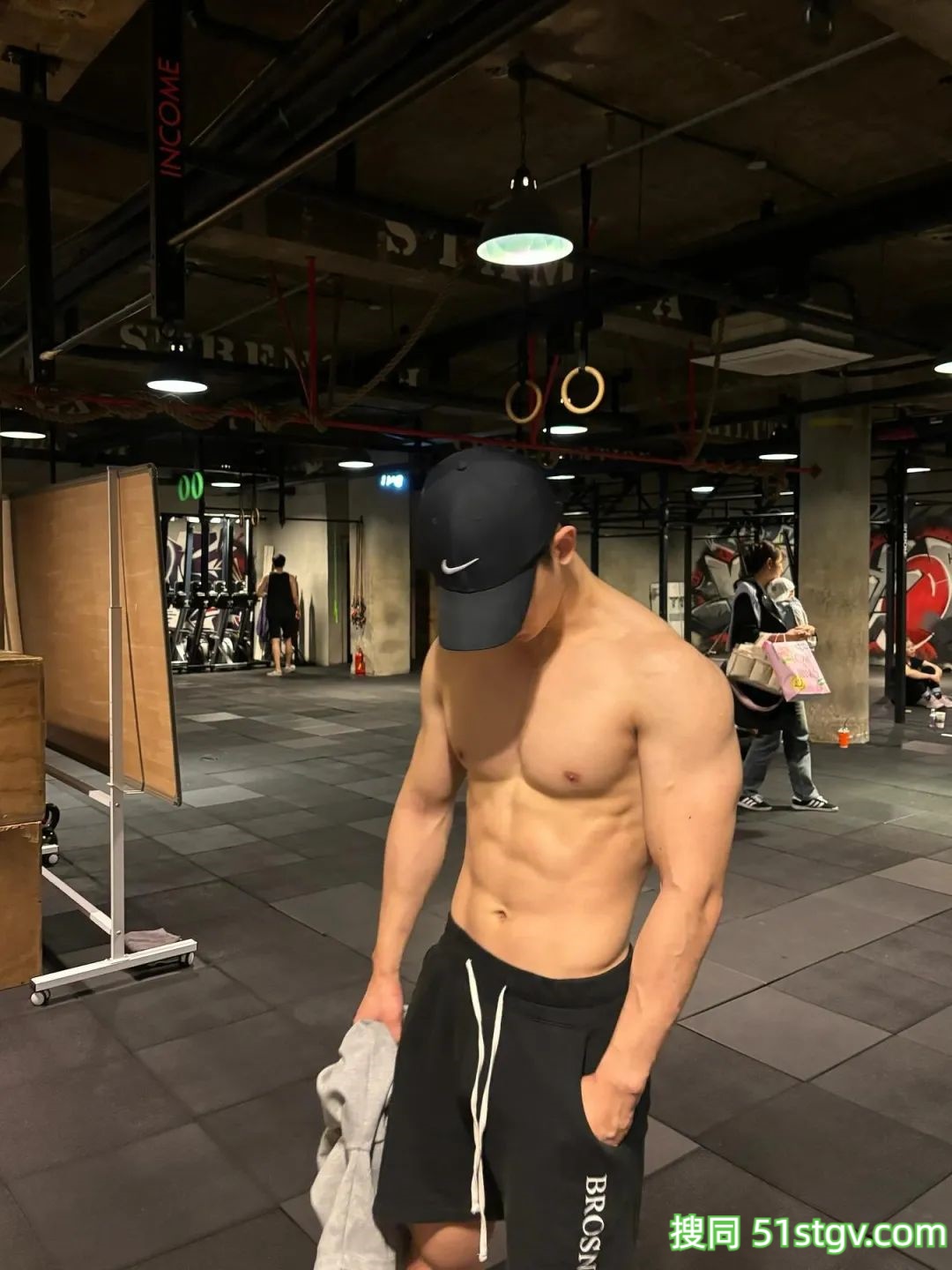 奶香奶香的男模，腹肌身材超好看 - 51虹马