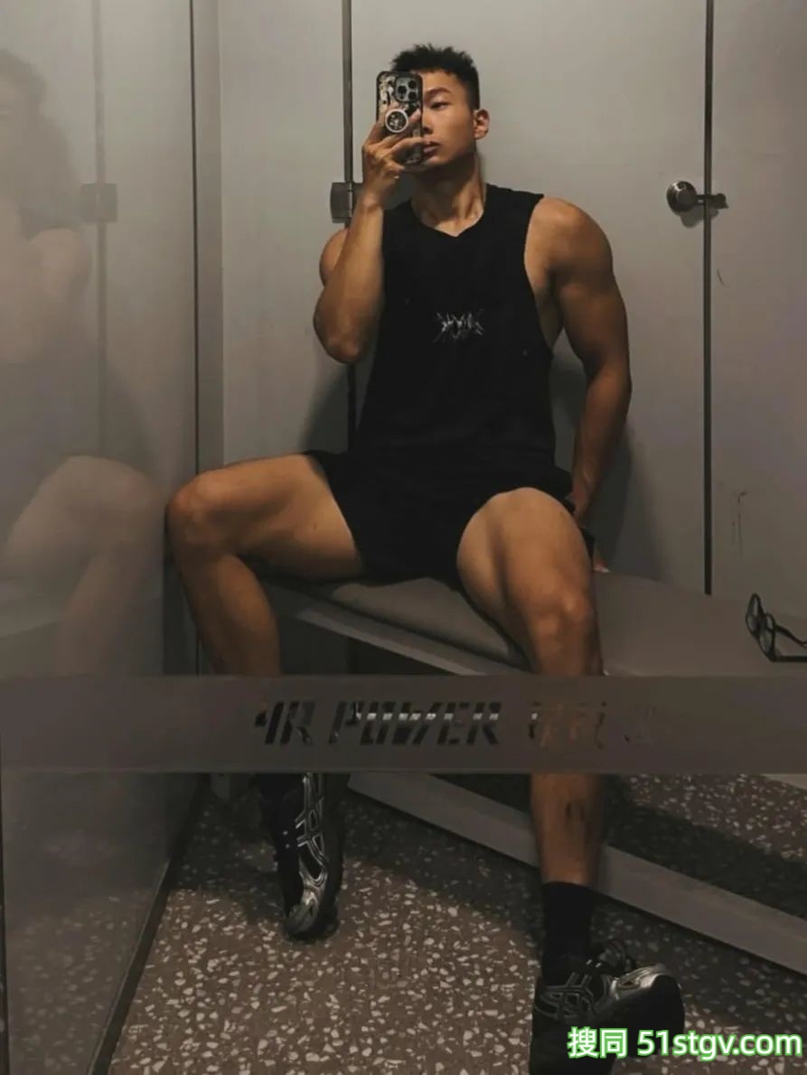 黑皮体育生，大长腿健硕的身材 - 51虹马