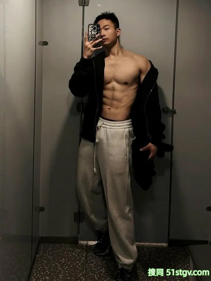 黑皮体育生，大长腿健硕的身材 - 51虹马