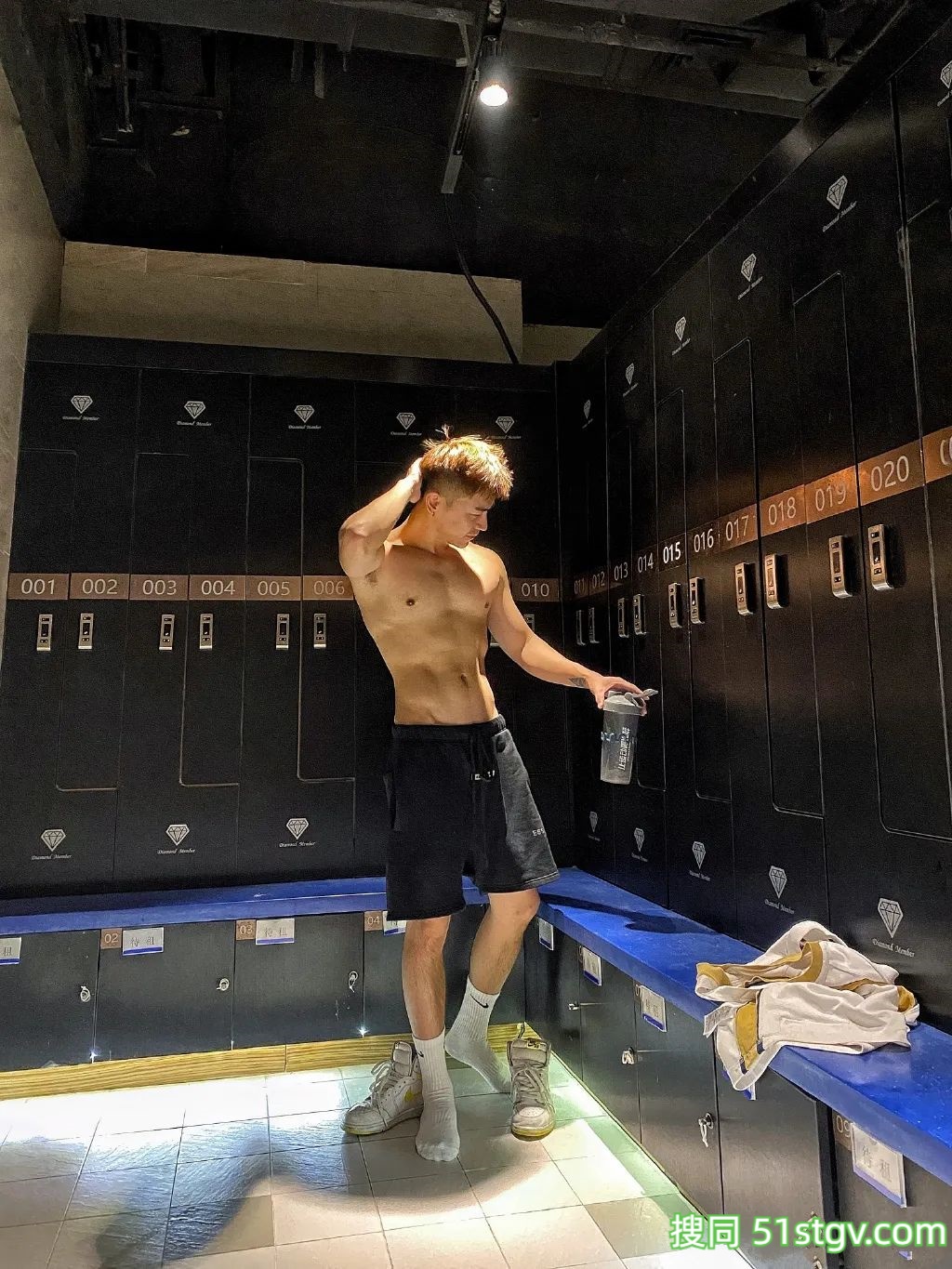 换衣间里穿灰裤子的小哥! - 51虹马 换衣间里穿灰裤子的小哥! - 51虹马