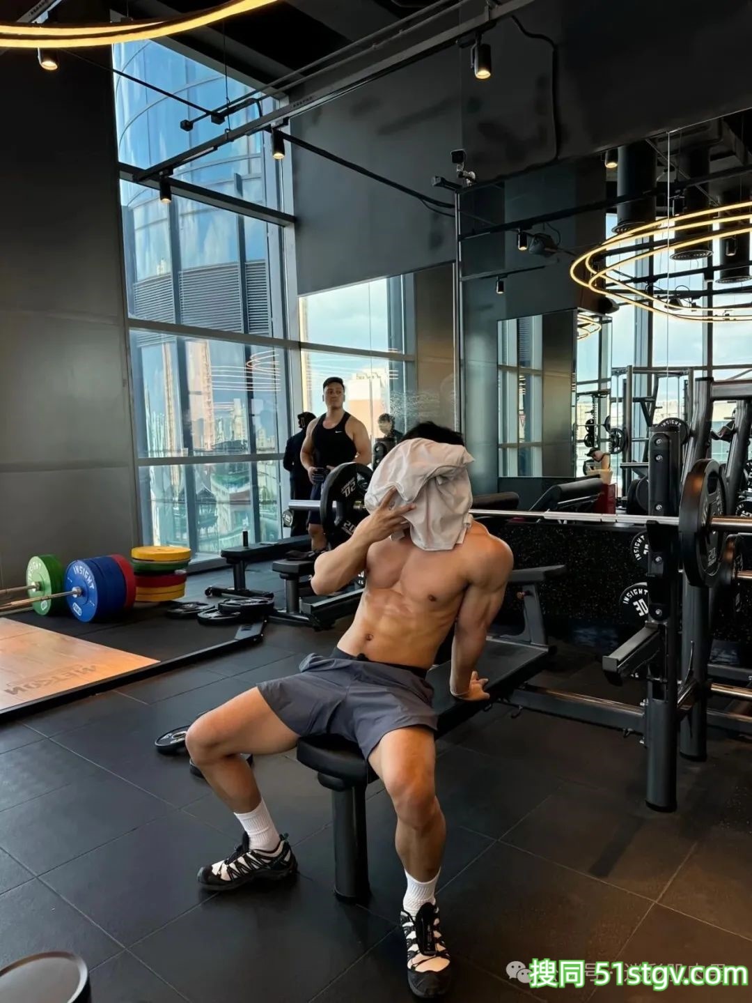 穿超短泳裤湿透的运动男实力强大，长腿太可了！ - 51虹马