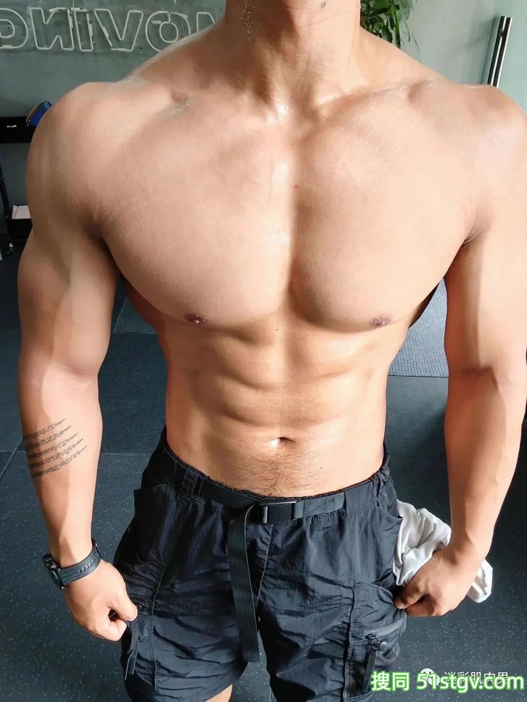 黝黑型男长得太好男人味十足！ - 51虹马