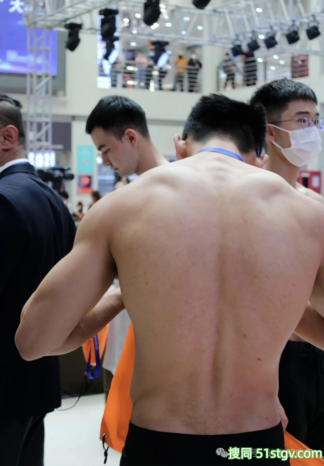 吉林大学成群的运动男穿这么少?大长腿太可了! - 51虹马 吉林大学成群的运动男穿这么少?大长腿太可了! - 51虹马