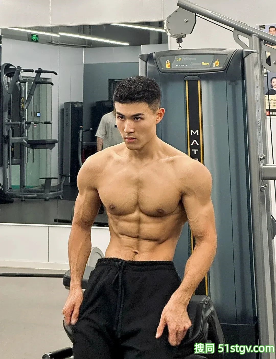 26岁法学硕士健身博主，饱满胸肌硬朗腹肌，这身肌肉在果冻海里镀上蜜糖更诱人 - 51虹马