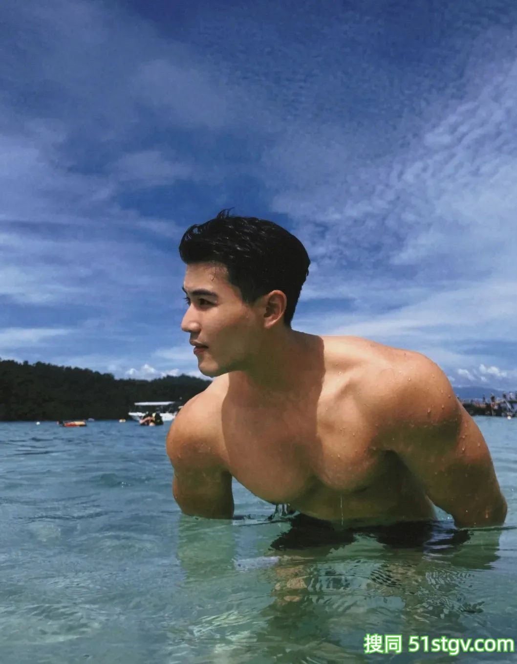 26岁法学硕士健身博主，饱满胸肌硬朗腹肌，这身肌肉在果冻海里镀上蜜糖更诱人 - 51虹马