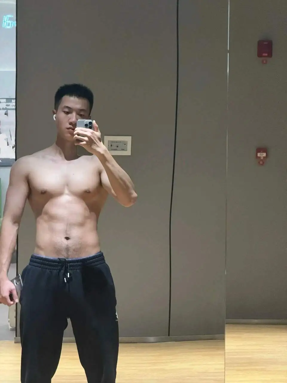 自拍的大鼻子兵哥硬照脱衣露腹毛？太强大藏不住！ - 51虹马