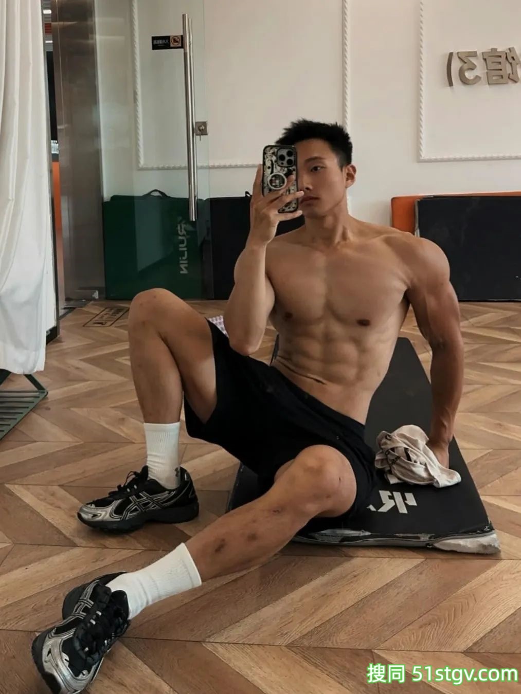 黑皮体育生，大长腿健硕的身材 - 51虹马