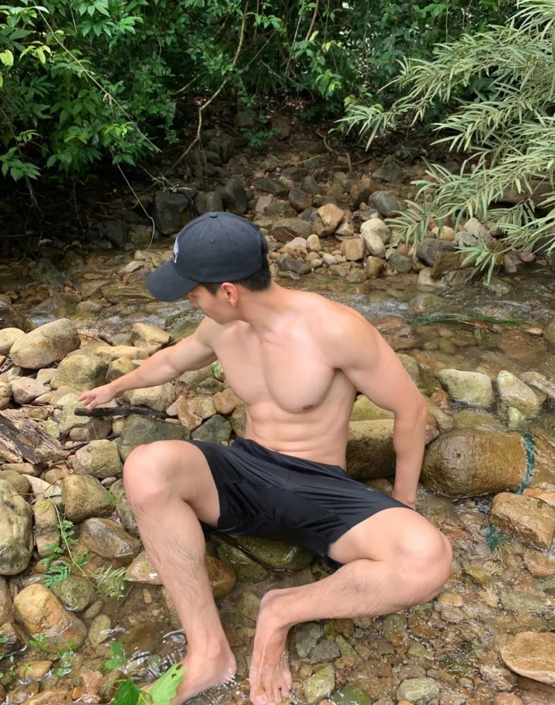 爬山累着的运动男直接下水洗澡！ - 51虹马