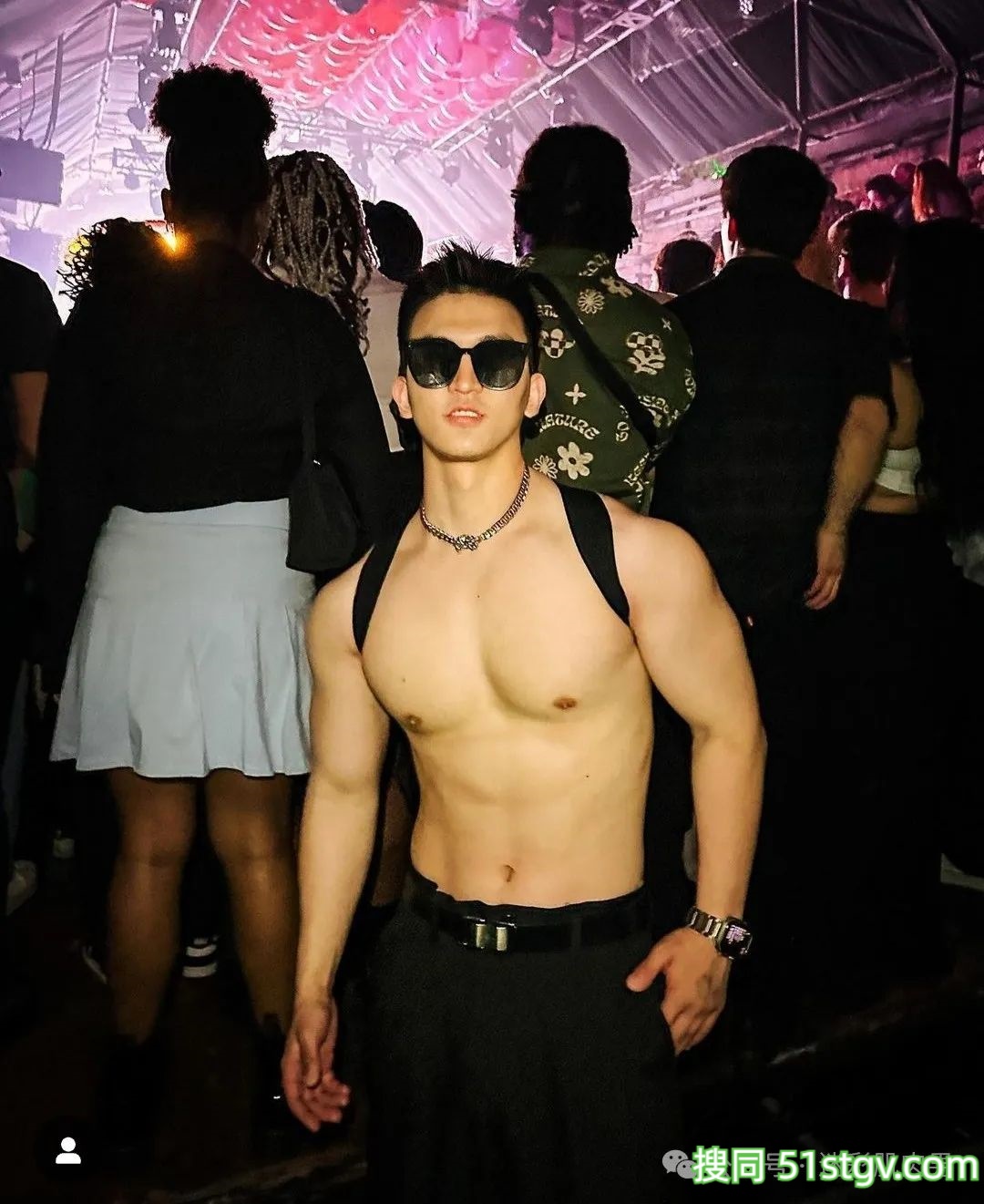 穿白短裤换衣间自拍的小哥长得真强大!太可了! - 51虹马 穿白短裤换衣间自拍的小哥长得真强大!太可了! - 51虹马