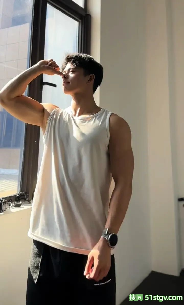 23岁浙江温州健身教练，性感胸肌腹肌鲨鱼线，这雕刻巧克力腹肌让全网女生疯狂舔屏‌ - 51虹马